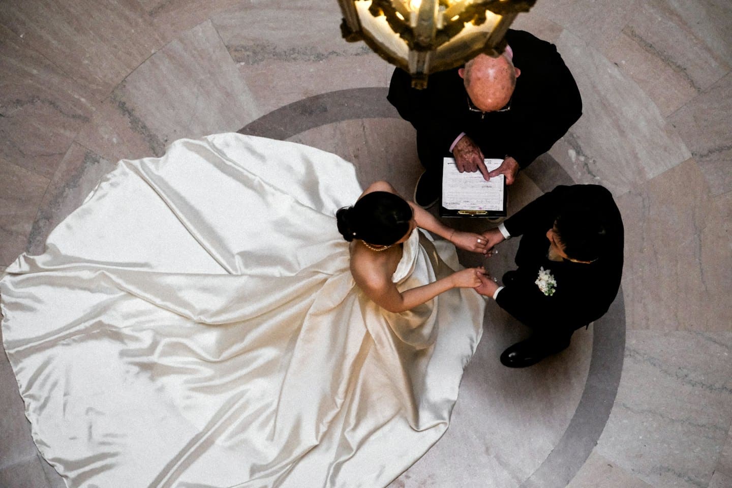 Novios firmando su licencia de matrimonio durante la ceremonia.